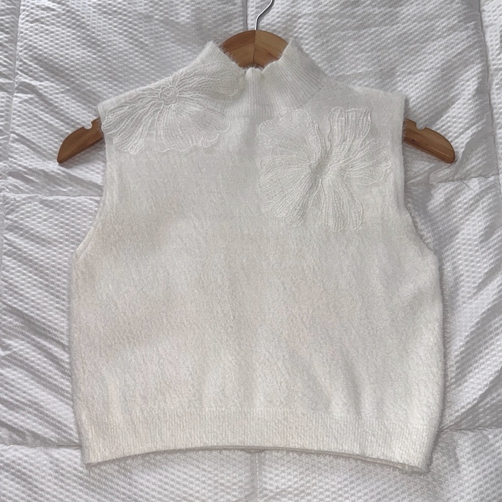 Elegant White Sleeveless Sweater. New.